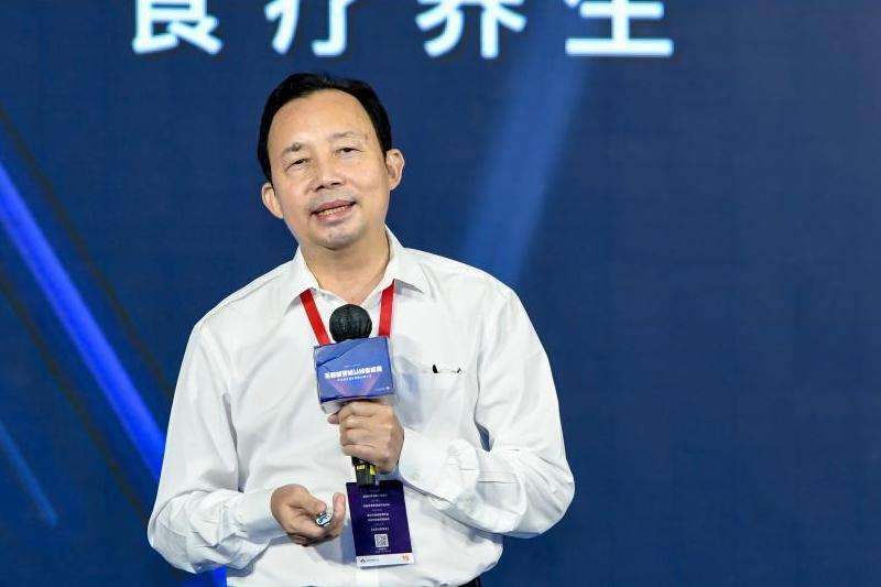 了解Facebook集团的董事长和其在公司中的角色和责任