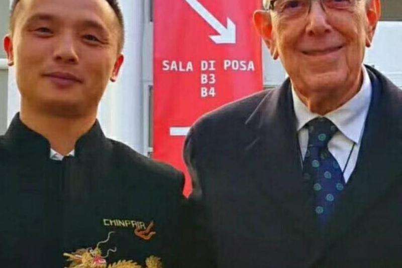 探寻Facebook创始人的传记故事和成功之路