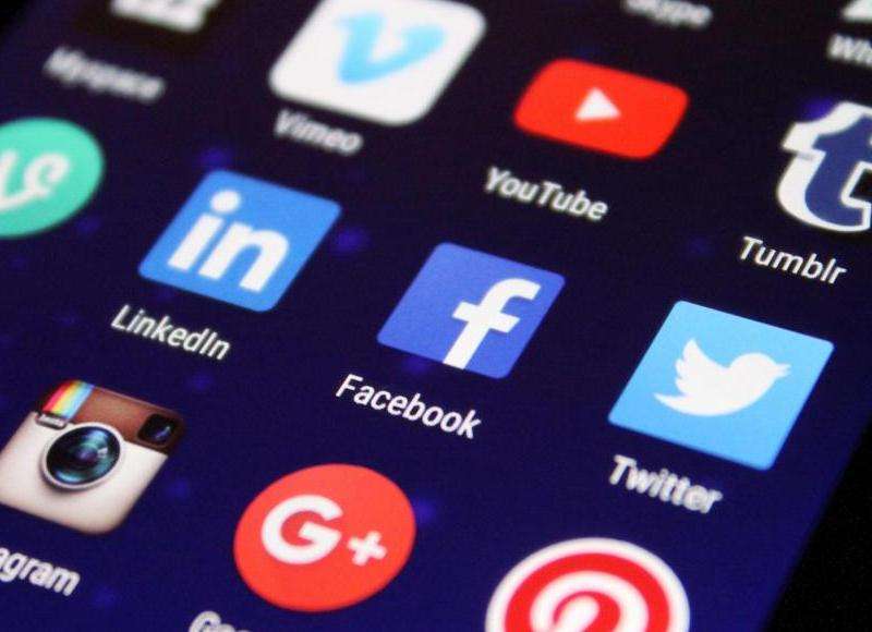 提供在Facebook上查看广告帖子的方法和相关技巧