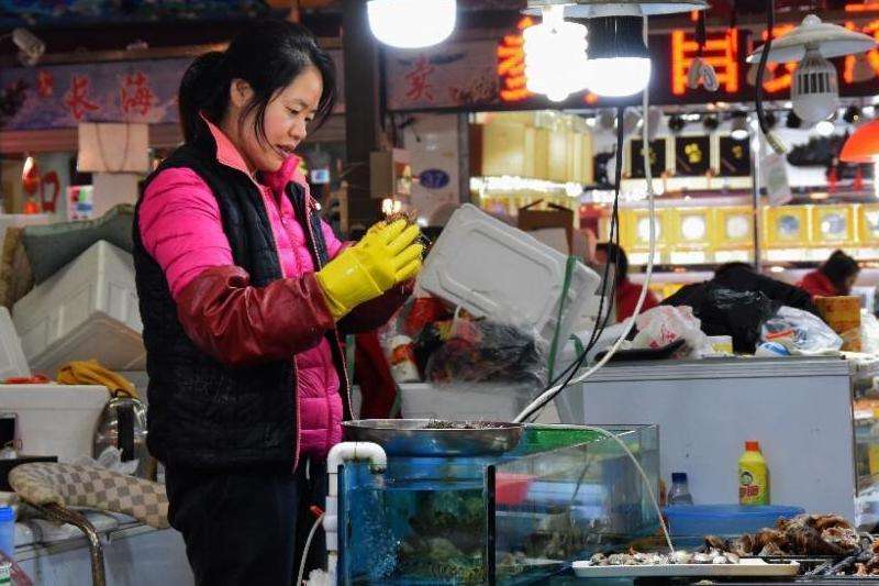 观看海外Facebook上关于耳麦卖货的视频